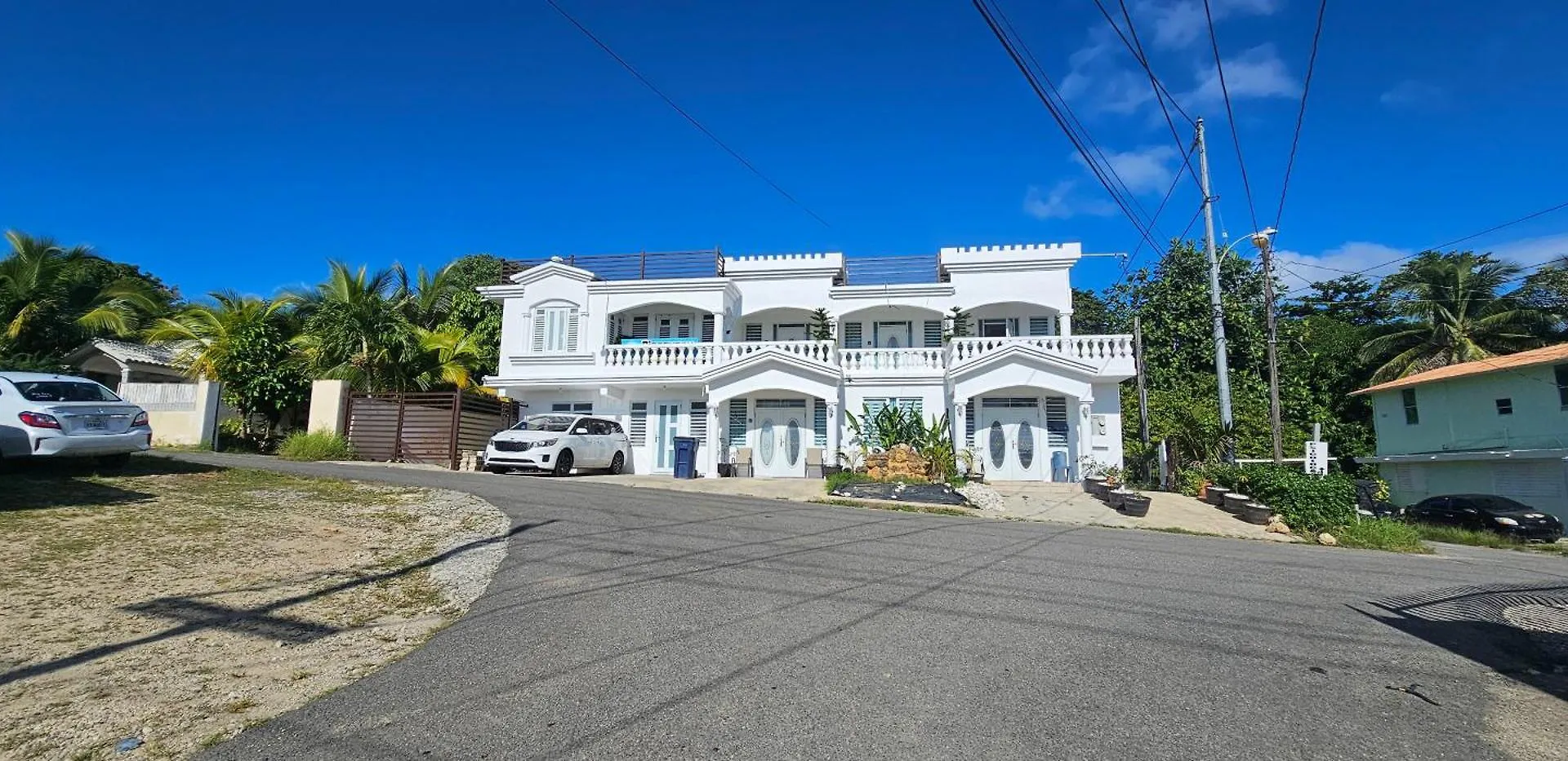 Discovery Beach Apartments location